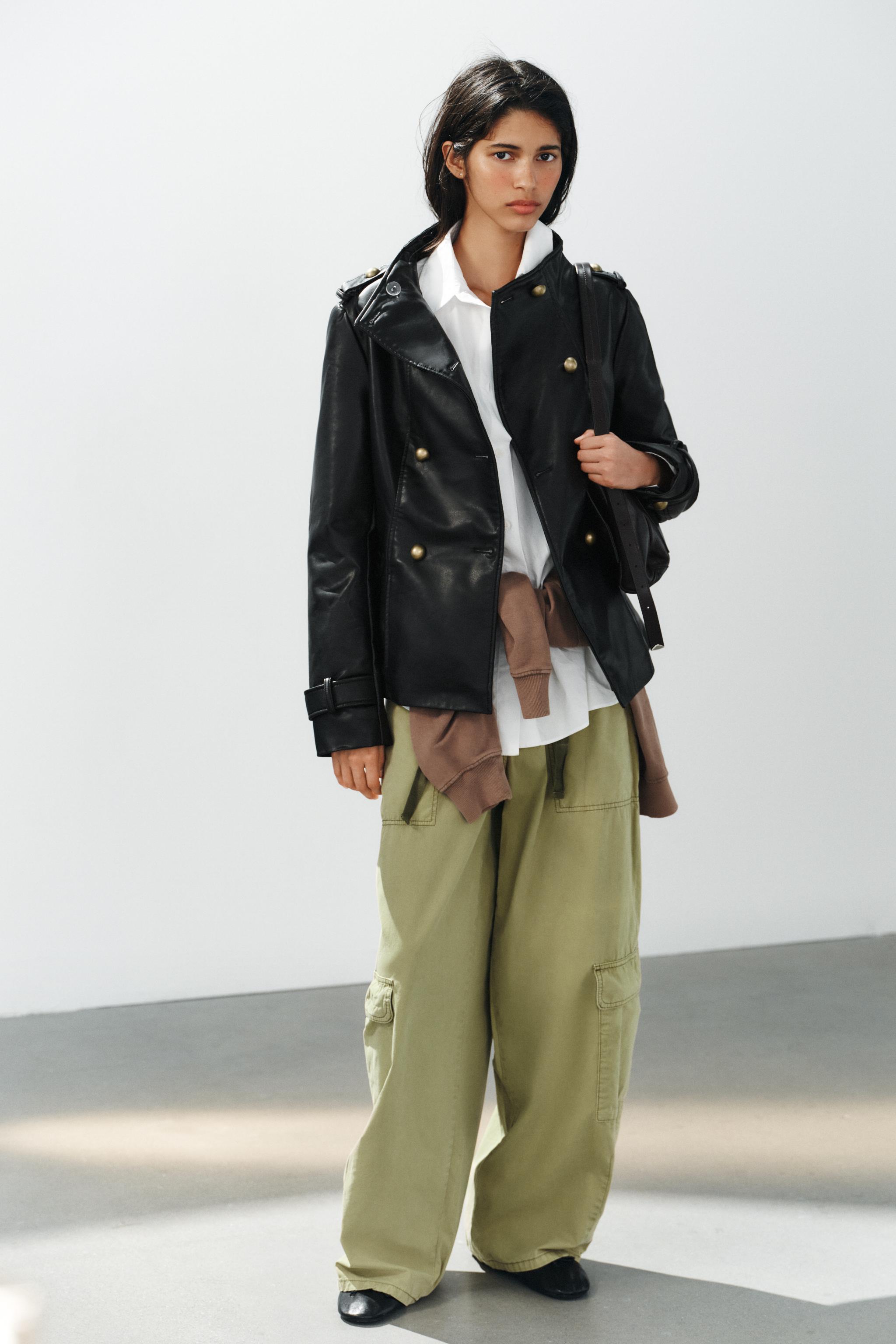 VESTE EN MATIÈRE SYNTHÉTIQUE AVEC BOUTONS